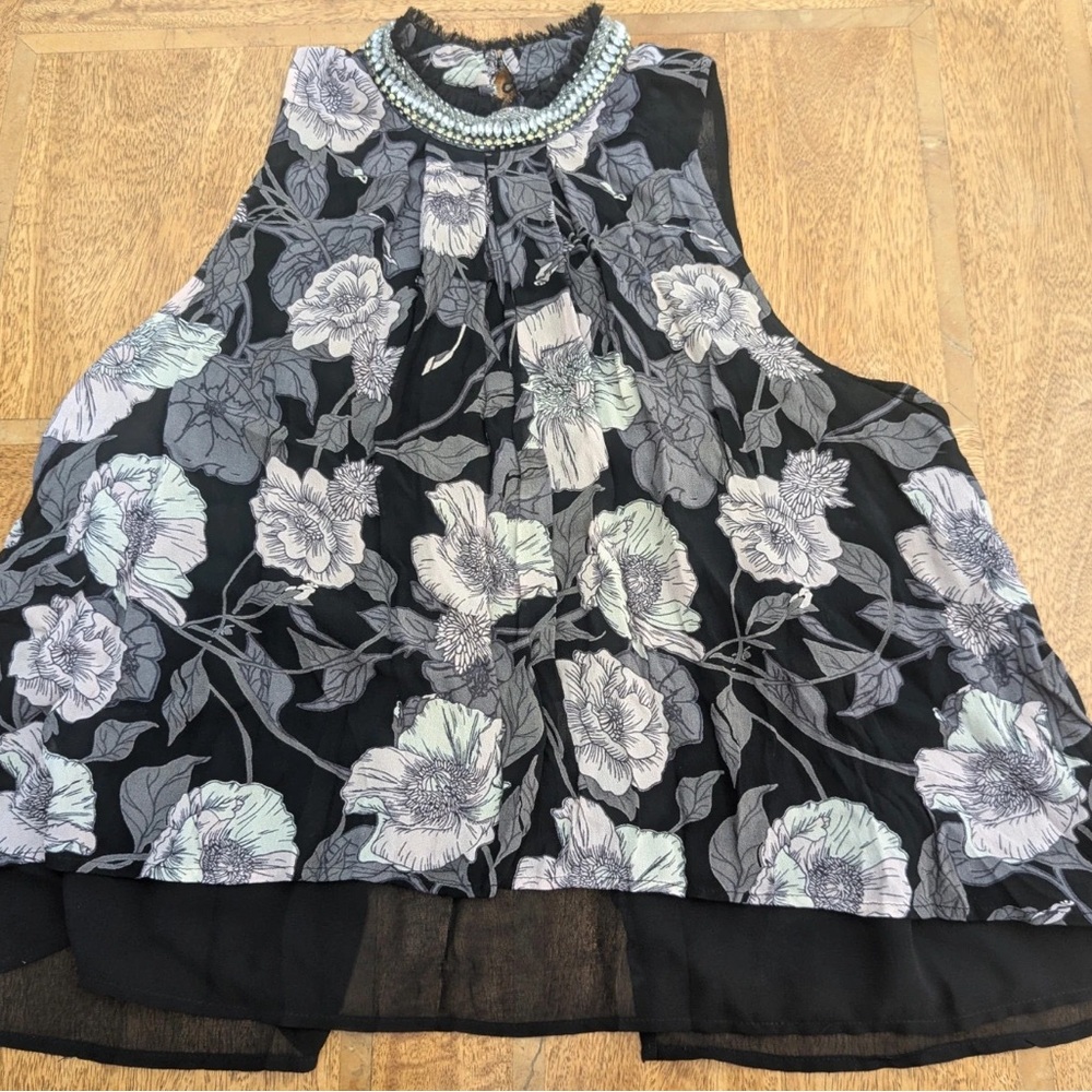 Floral Sleeveless Blouse with Necklace
